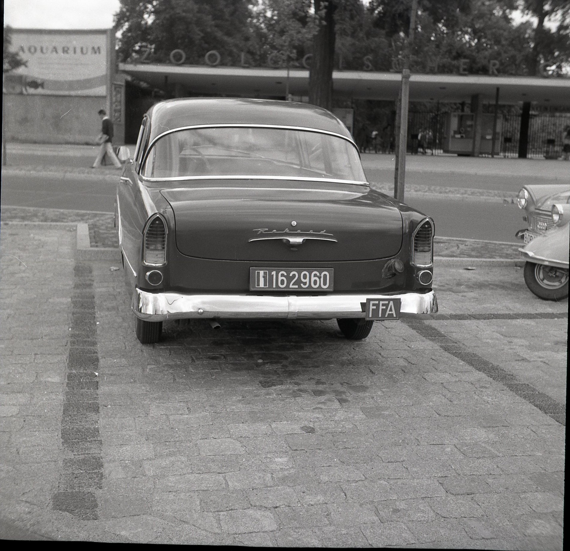 (D-FfD_off_60s)_162960_(FFA_bar)_(w-r)_OpelRekord-Berlin1962BL
