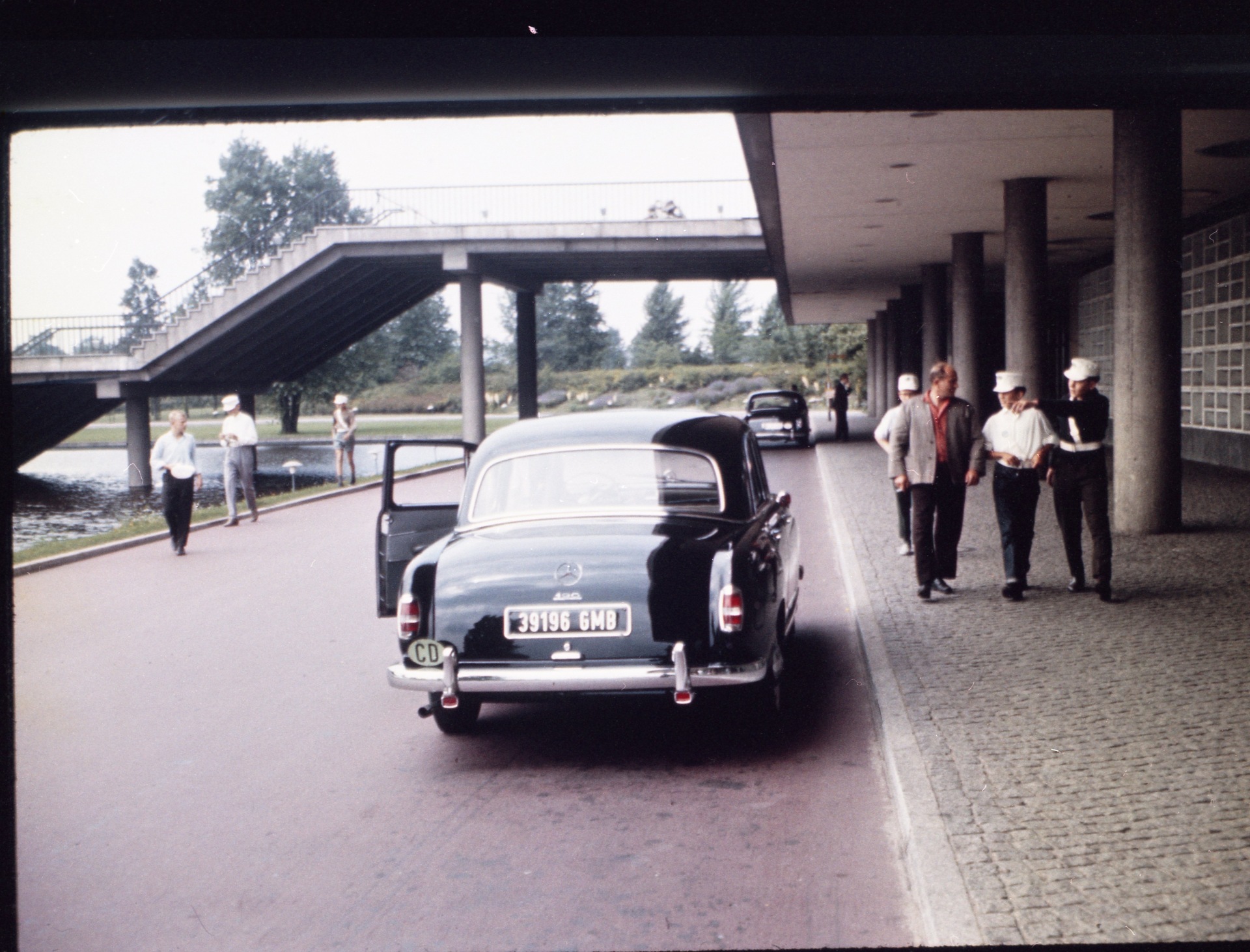 (D-FfD_off_q-94)(Berlin_MilGov)_39196_GMB_M-B-1962BL