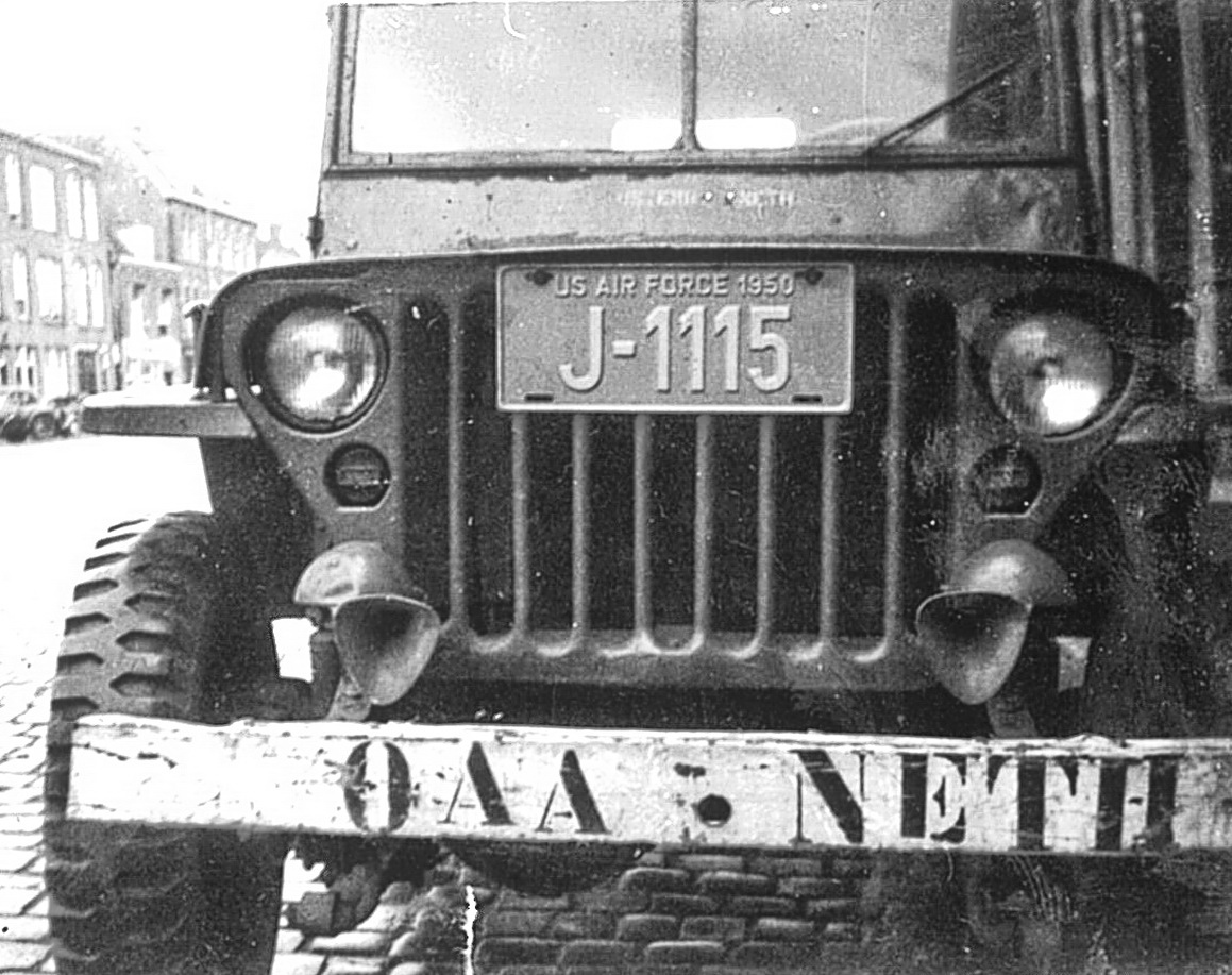 (D)(USAirFD_49-)(milpol_jeep_50)_USAF_1950_J-1115_(l-d)_Jeep-vbKS