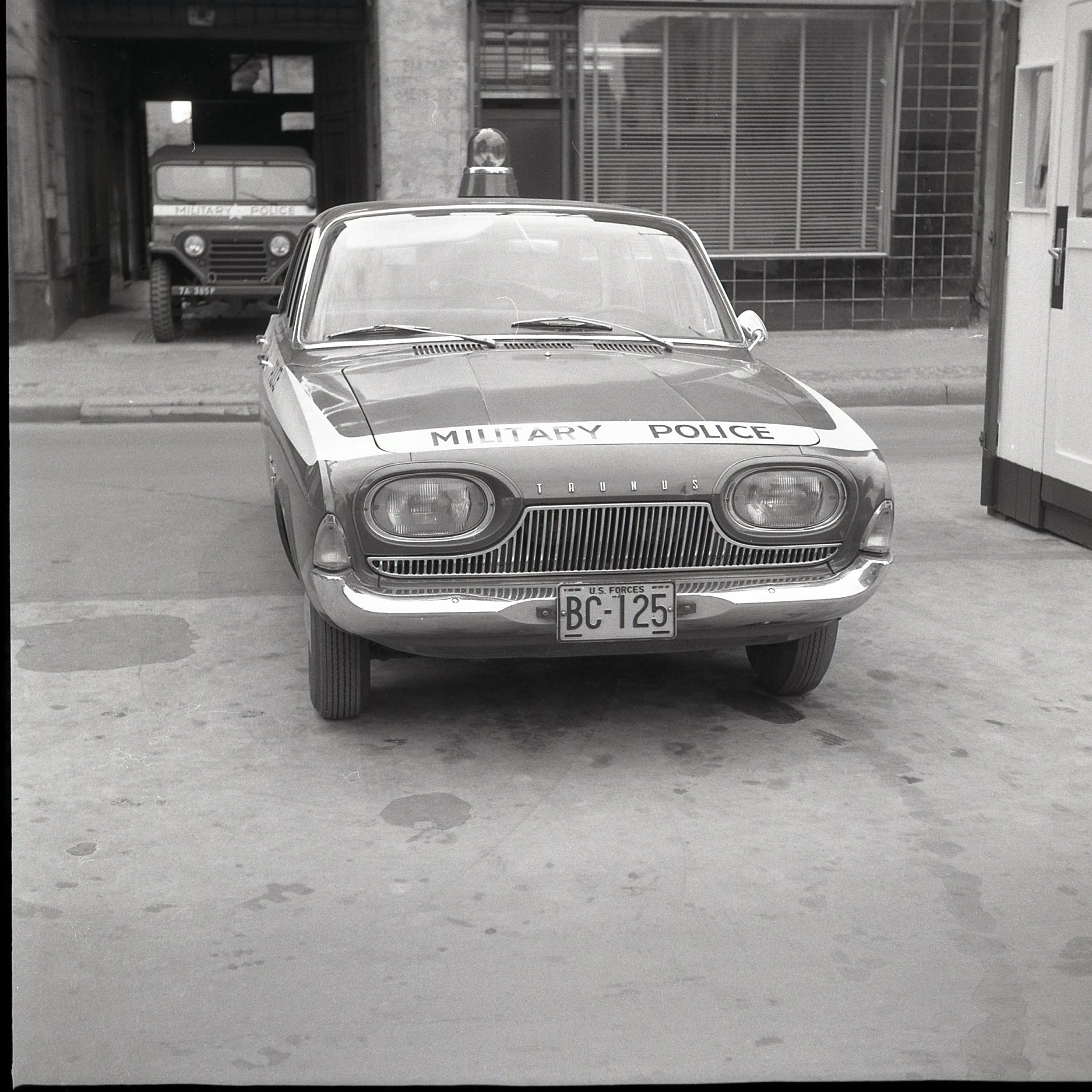 (D)(USarmyD)(milpol_50-61-Berlin_Command)_US_FORCES_BC-125_f_(b-y)_FordTaunus-BL
