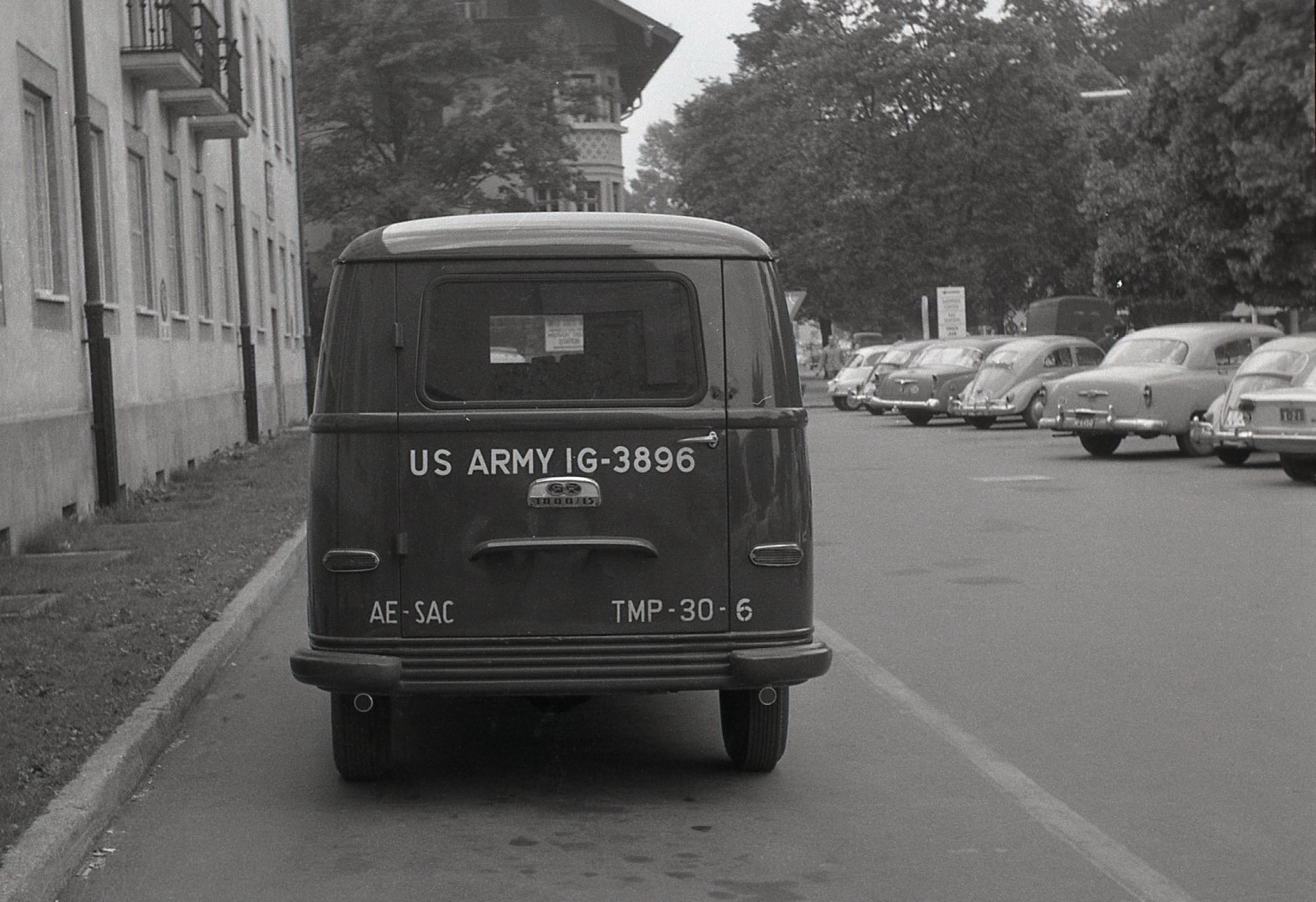 (D)(USarmyD)(off)_USA_1G-3896,_AE-SAC,_TMP-30-6_painted_on_Hanomag_van-BL