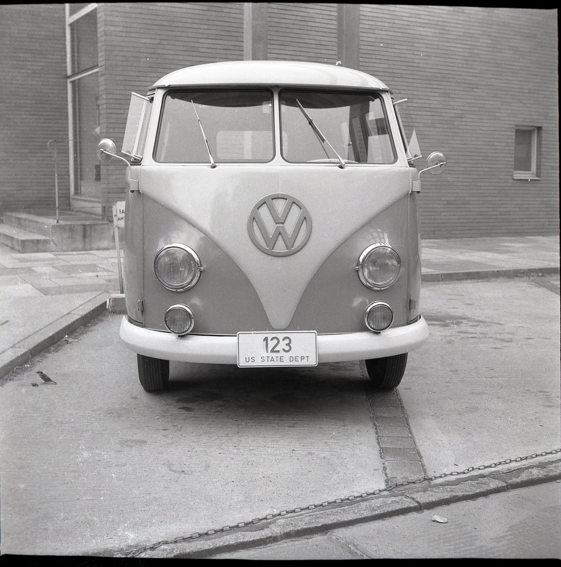 (D)(USfD)(US_State_Dept)_123_f_(bl-w)_VWKombi-BL