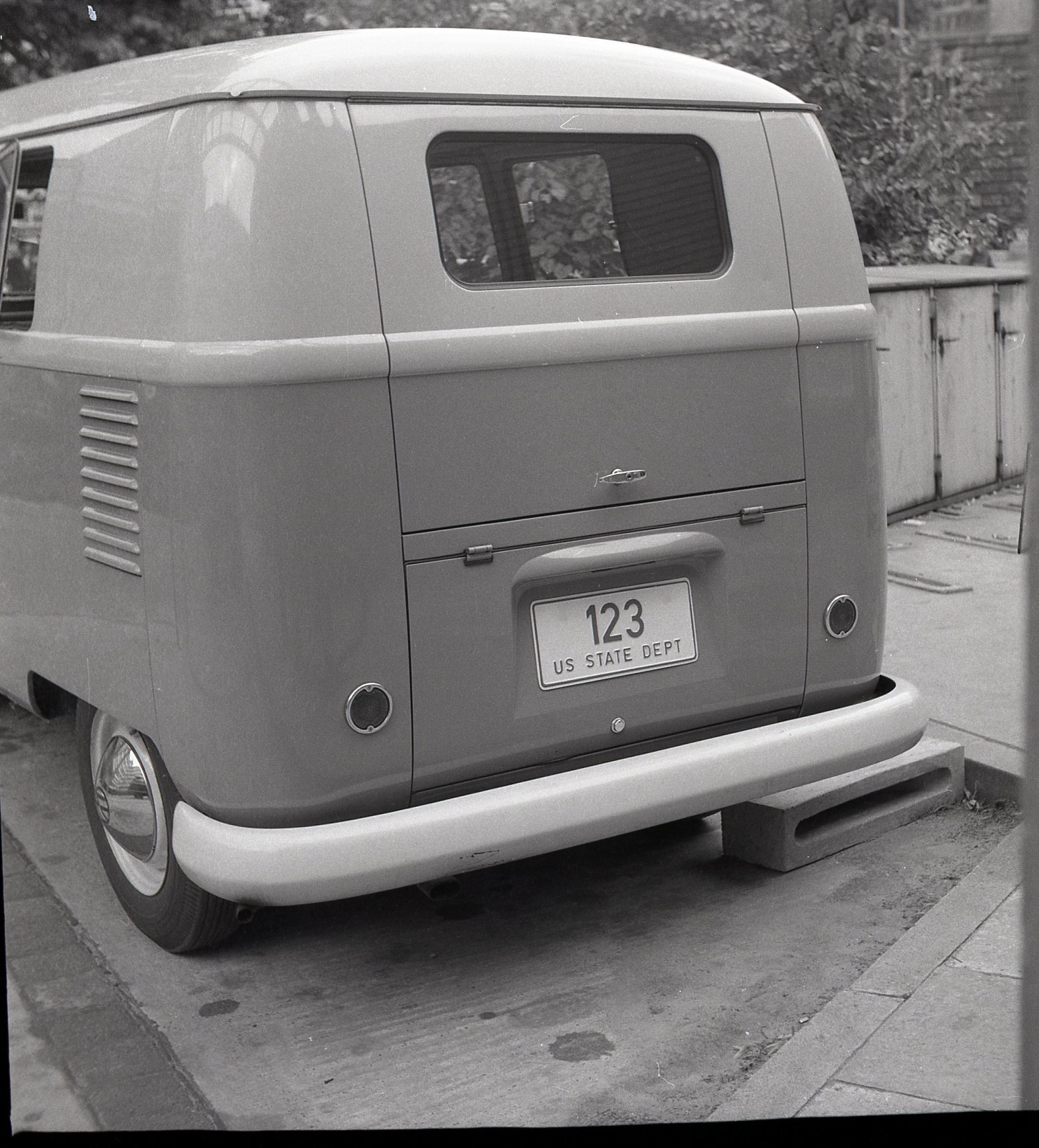 (D)(USfD)(US_State_Dept)_123_r_(bl-w)_VWKombi-BL