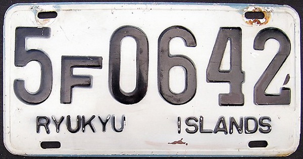 (J-Oki_62-72_small_car,foreigner)_5_F_0642_(b-w)_JF