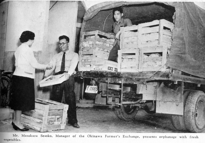 (J-Oki_Farm_maybe)_PC_2985_(b-w)_lorry-040JF